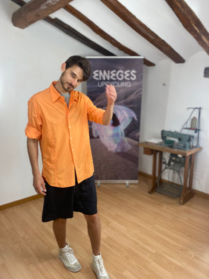Camisa Naranja Unisex de corte Oversize y logo estampado en la espalda